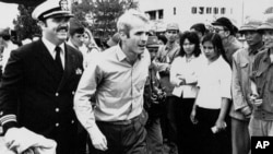 지난 1973년 3월 베트남에서 석방된 후 하노이 공항에 도착한 존 매케인.