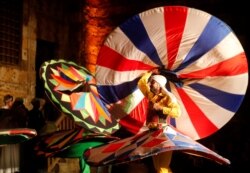 Penari tradisional Mesir menampilkan Tanoura, tarian Sufi versi Mesir, pada bulan suci Ramadan, di Istana Al Ghouri di kawasan Islam kuno Kairo, Mesir, 7 Juni 2018. (REUTERS/Amr Abdullah Dals)