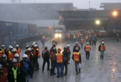 Para pekerja Freeport di tambang Grasberg di Tembagapura, Papua.