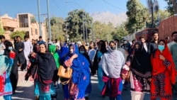 مظاہرے اور دھرنے میں شریک لوگ فوٹو وائس آف امریکہ