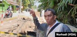 Baharuddin Kamba dari Forpi Kota Yogya di lokasi proyek yang menjadi obyek OTT KPK. (Foto:VOA/Nurhadi)