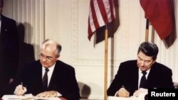 Mihail Gorbačov i Ronald Regan potpisuju Sporazum o raketama srednjeg dometa 1987. godine u Vašingtonu