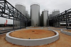 Tangki penyimpanan minyak sawit di pabrik penyulingan berbasis minyak sawit milik Sinar Mas Agro Resources and Technology (SMART) di Marunda, Jawa Barat 30 Maret 2011. (Foto: REUTERS/Enny Nuraheni)