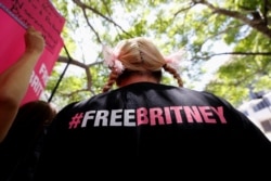 Seorang pendukung Britney Spears pada sidang kasus perwalian di Gedung Pengadilan Stanley Mosk di Los Angeles, California, AS, 23 Juni 2021. (Foto: REUTERS/Mario Anzuoni)