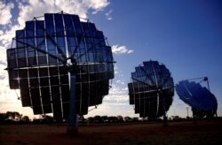 Sebuah panel surya di Windorah Solar Farm, yang dipasang oleh Ergon Energy, dekat kota Windorah di pedalaman Queensland, Australia, 11 Agustus 2017.