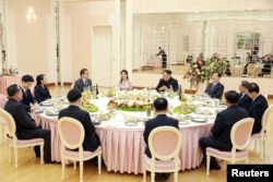 정의용 수석 특사를 비롯한 한국 정부 대북특사단이 5일 평양에서 김정은 북한 국무위원장이 주최한 만찬에 참석했다. 만찬에는 김 위원장의 부인 리설주와 동생 김여정도 배석했다.