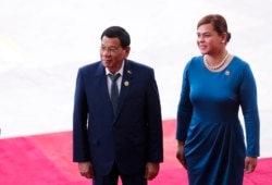 Presiden Filipina Rodrigo Duterte (kiri) dan putrinya Sara Duterte saat menghadiri pembukaan Konferensi Tahunan Forum Boao untuk Asia (BFA) 2018 di Boao, provinsi Hainan, China selatan, 10 April 2018. (AFP)