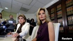 Summer Zervos (kanan), mantan peserta acara televisi "The Apprentice," bersama pengacaranya Gloria Allred, dalam konferensi pers mengenai serangan seksual oleh Donald Trump di Los Angeles (14/10). (Reuters/Kevork Djansezian)