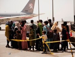 Evakuasi warga sipil di bandara internasional Hamid Karzai di Kabul, Afghanistan (foto: dok. U.S. Marine Corps).