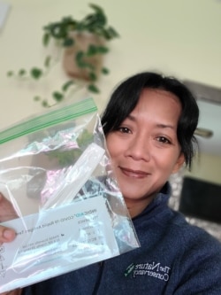 Gondan Renosari menunjukkan tes antigen rumahan yang ia peroleh dari pusat tes COVID di AS (dok: Gondan Renosari)