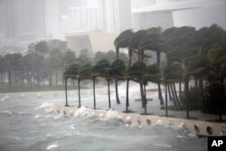 Talasi se razbijaju o zaštitni zid u zalivu Biscejn tokom uragana Irma, 10. septembra 2017, u Majamiju