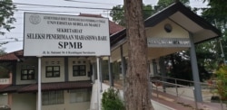 Kantor SPMB UNS Solo, Kamis (28/5). (Foto : VOA/Yudha Satriawan)