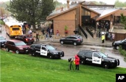 Policija i pripadnici drugih službi na mestu pucnjave u STEM Hajledns ranč školi, u predgrađu Denvera Hajlands ranč, Kolorado, 7. maja 2019.