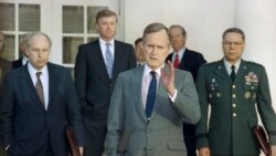 ARHIVA - 11. februara 1991. predsednik Džordž Buš stariji i general Kolin Pauel, načelnik združenog generalštaba oružanih snaga ispred Bele kuće.