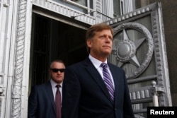 U.S. Ambassador Michael McFaul walks outside as he leaves the Russian Foreign Ministry headquarters in Moscow, May 15, 2013.