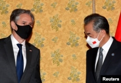 Menteri Luar Negeri AS Antony Blinken bertemu dengan Menteri Luar Negeri China Wang Yi di sela-sela KTT G-20 di Roma, 31 Oktober 2021. (Foto: via Reuters)