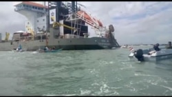 Nelayan pulau Kodingareng berupaya menghalangi Kapal Queen of Netherlands melakukan pengerukan pasir laut di wilayah tangkap ikan nelayan (6 Juli 2020) Foto : WALHI Sulawesi Selatan