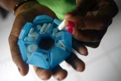 Seorang pasien HIV menyiapkan obat-obat di sebuah rumah singgah di Jayapura, Papua, 27 November 2008.