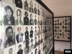 Foto-foto para tahanan saat rezim Khmer Merah berkuasa dipamerkan di Museum Genosida Tuol Sleng, di Pnom Penh, Kamboja.(Sun Narin/VOA Khmer)