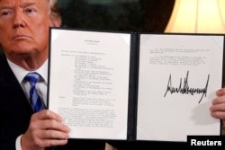 Predsednik SAD Donald Tramp drži proklamaciju sa njegovom namerom da se povuče iz JCPOA iranskog nuklearnog sporazuma, nakon što ga je potpisao u Diplomatskoj sobi u Beloj Kući u Vašingtonu, 8. maja 2018.