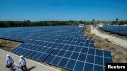 Pembangkit Listrik Tenaga Surya di Desa Oelpuah, Kupang (Foto: Antara). Pemerintah dinilai belum mempunyai komitmen kuat dan kesiapan dalam mengembangkan energi terbarukan di Indonesia.