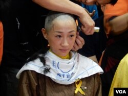 Tanya Chan wears a yellow ribbon to show support for full democratic elections in Hong Kong, Sept. 9, 2014. (Iris Tong / VOA Cantonese)