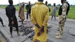 Wasu mayaan Boko Haram/ISWAP da suka mika wuya da makamai (Facebook/Dakarun Najeriya)