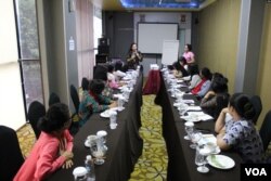 Belasan perempuan penghayat di Bandung, Jawa Barat, mengikuti diskusi terpadu mengenai diskriminasi dalam pelayanan administrasi kependudukan. (VOA/Rio Tuasikal)