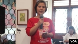 Deputi I Sekretaris Jenderal Koalisi Perempuan Indonesia (KPI) Sutriyatmi saat membuka diskusi tentang anak di Cikini, Jakarta, Selasa (23/7). (Foto: VOA/Sasmito)