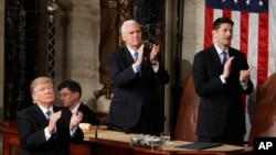 Presiden AS Donald Trump, Wapres Mike Pence, Ketua DPR Paul Ryan memberikan penghormatan kepada Carryn Owens, janda anggota pasukan khusus AL Amerika (Navy SEAL) William “Ryan” Owens, pada pidato Trump di depan Kongres AS (28/2).