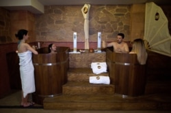Orang-orang mandi di Beer Spa of Spain pertama yang dibuka di Granada, Spanyol selatan, pada 13 Februari 2018. (Foto: AFP/Jorge Guerrero))