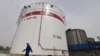 ไฟล์ - พนักงานเดินผ่านถังน้ำมันที่โรงกลั่นน้ำมัน Sinopec ในเมืองอู่ฮั่น มณฑลหูเป่ย์ เมื่อวันที่ 25 เมษายน 2012
ພະນັກງານຍ່າງຜ່ານຖັງນໍ້າມັນທີ່ໂຮງກັ່ນນໍ້າມັນ ຊິໂນເປັກ ໃນເມືອງ ອູ່ຮັ້ນ ມົນທົນຫູເປ ເມື່ອວັນທີ 25 ເມສາ 20ຢຟ