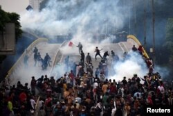 Para pelajar bentrok dengan polisi dalam unjuk rasa di Jakarta, 25 September 2019. (Foto: Antara/Indrianto Eko Suwarso via Reuters)