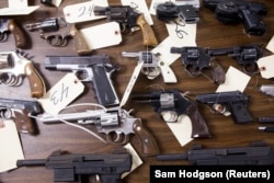 Aparat penegak hukum San Diego menunjukkan senjata yang dikumpulkan selama pembelian kembali senjata 21 Desember 2012 di San Diego, California. (Foto: REUTERS/Sam Hodgson)