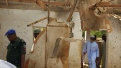 Warga memeriksa masjid yang rusak akibat bom bunuh diri oleh anggota Boko Haram di Maiduguri, Nigeria (foto: dok).