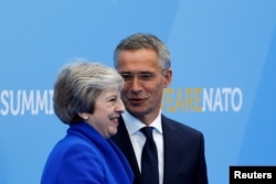 Arhiva - Britanska premijerka Tereza Mej i generalni sekretar NATO-a, Jens Stoltenberg, na početku NATO samita u sedištu NATO-a u Briselu, Belgija, 11. jula 2018.