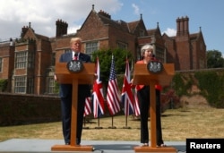 Britanska premijerka Tereza Mej i predsednik Tramp na zajedničkoj pres konferenciji u rezidenciji britanske premijerke Čekers.