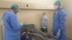 Dokter dan perawat melakukan observasi terhadap pasien dalam kegiatan simulasi penanganan pasien diduga terinfeksi virus corona di RSUD Anutapura Palu, 4 Maret 2020, sebagai ilustrasi. (Foto: VOA/Yoanes Litha)