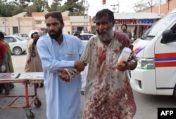 Pakistanca povređenog u eksploziji bombe na predizbornom skupu odvode u bolnicu u Kueti, 13. juli 2018.