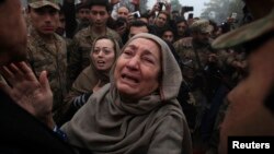 بستگان سوگوار یکی از کشته شدگان رویداد مکتب پشاور