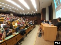 Glumac Branislav Trifunović, socijološkinja Vesna Pešić, profesor Dragoljub Mićunović i (moderatorka) profesorka Dubravka Stojanović na tribini "Demokratija protiv populizma", u serijalu tribina "Nije filozofski ćutati", na Filozofskom fakultetu u Beogradu, 28. februara 2019.