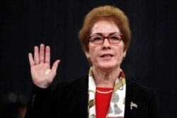 Mantan Duta Besar AS untuk Ukraina, Marie Yovanovitch, diambil sumpahnya sebelum memberikan kesaksian kepada Komite Intelijen DPR AS di Geding Capitol, Washington, D.C., Jumat, 15 November 2019.