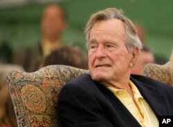 Bivši američki predsednik Džordž Buš stariji na ceremoniji otvaranja bašte u čast svoje supruge, 29. septembra 2011. u Kenebankportu, u državi Mejn.