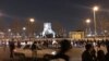 Polisi anti huru-hara Iran berjaga saat para pengunjuk rasa berkumpul di Lapangan Azadi, Teheran, 11 Januari 2020. 