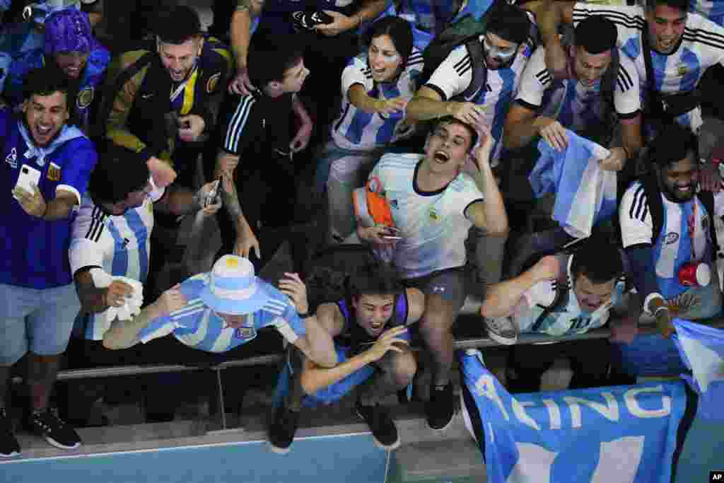 Bakumisi ba Argentine bazali koyemba na match 7a 1/2 Agrentine-Croatie na stade Lusail, Doha, 13 décembre 2022. (AP Photo/Hassan Ammar)