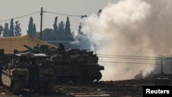 Izraelski vojnik sedi na tenku u kampu blizu granice između Izraela i Gaze, u Izraelu, 12. januar 2025. (Foto: REUTERS/Kai Pfaffenbach)