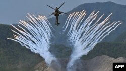 지난 15일 한국 경기도 포천 육군 승진훈련장에서 실시된 미한 연합 합동화력 격멸훈련에서 미공군 AH-64 아파치 공격 헬기가 실거리 사격을 하고 있다.