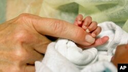 مالی کی وزارت صحت نے اپنے بیان میں کہا ہے کہ حلیمہ سیسی نے سی سیکشن کے ذریعے چار لڑکے اور پانچ لڑکیوں کو جنم دیا ہے۔