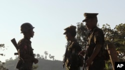 ကချင်လွတ်မြောက်ရေးတပ်ဖွဲ့ဝင်များအား လိုင်ဇာအနီး ရှေ့တန်းတနေရာတွင်တွေ့ရစဉ် (ဓာတ်ပုံ- AP)