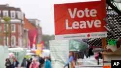 Arhiva - Znak "Glasaj za izlazak" na prodavnici Haverings Romford u Londonu, 1. juna 2016, pred referendum o Bregzitu.